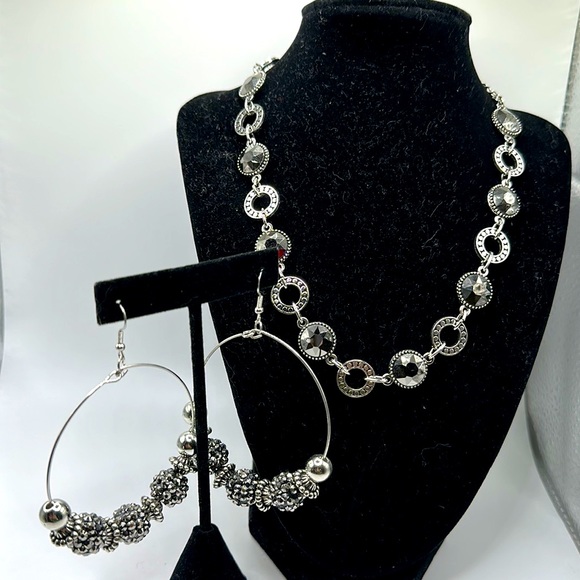 Beautiful set!! Earring t-shirt necklace paired together! - Picture 1 of 3
